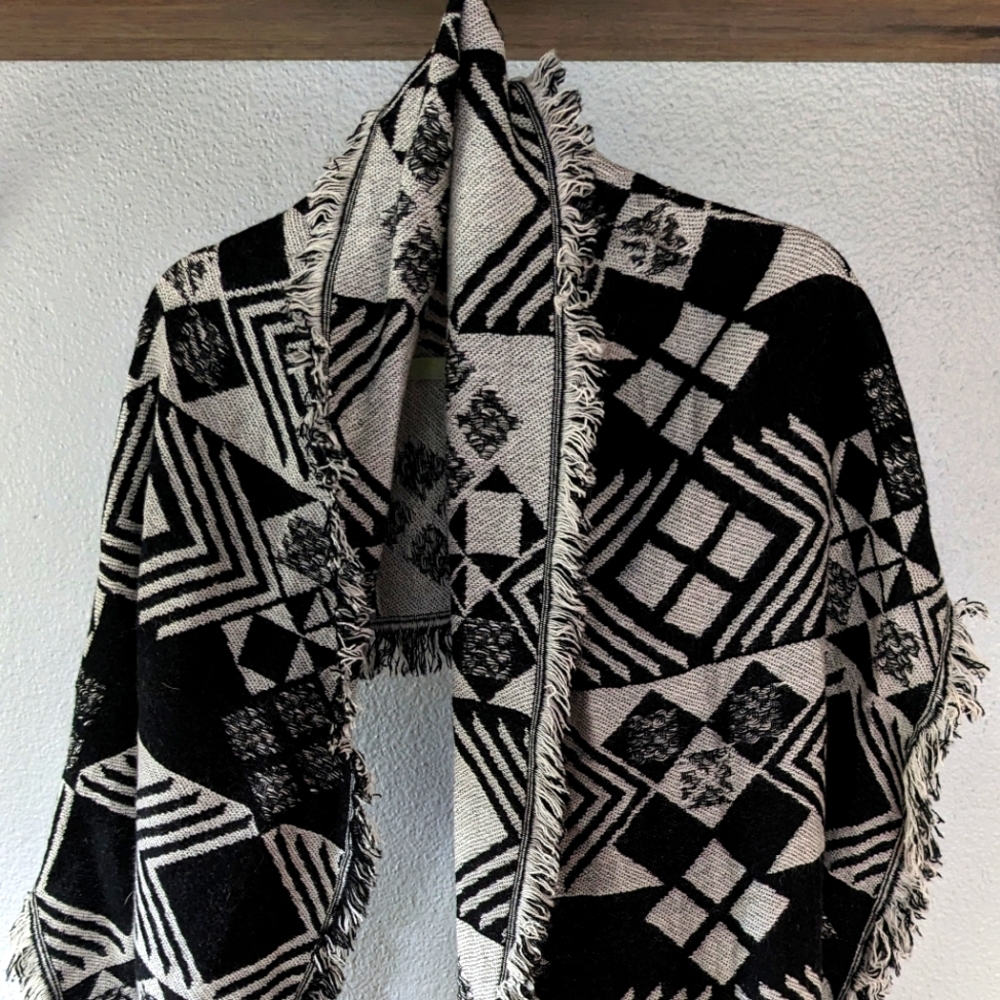 Black and white patterned scarf/shawl